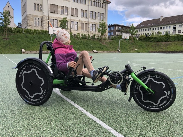 hasebike1.jpg Ein Kind fährt das Dreiradfahrrad Hasebikes Trets